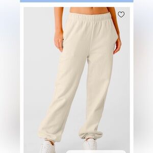 Alo Yoga Accolade Sweatpants in Bone color size Small